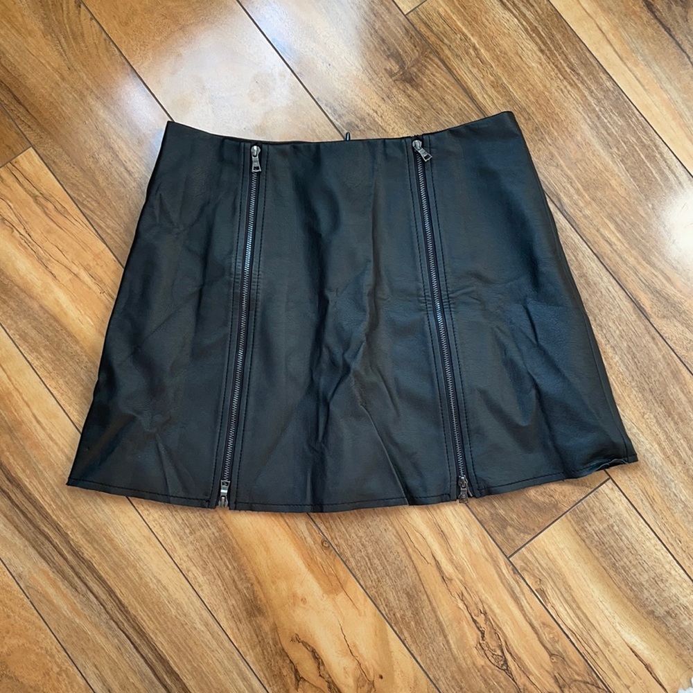 BCBG MAXAZRIA NWOT leather zipper skirt